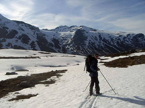 I Hellstugudalen med utsikt mot Svellnosbreen med Galdhøpiggen