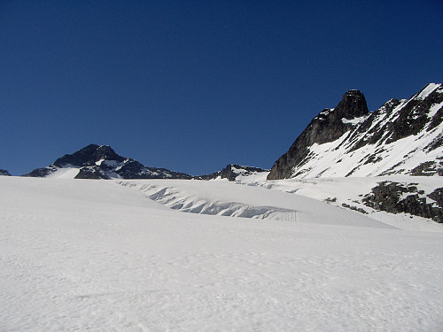 På Hellstugubreen med utsikt mot Nordre (den nordøstlige utløperen) og Midtre Hellstugutind