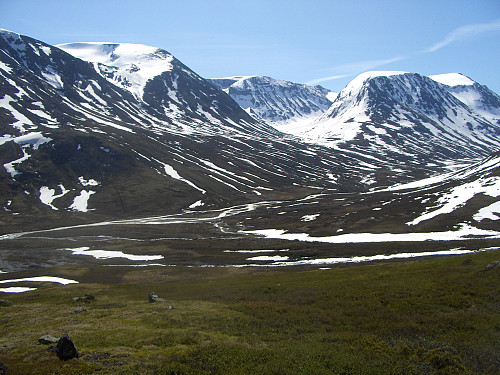På veg opp Tverrådalen med herlig tilbakeblikk mot Visdalen med Leirhø, Store Memurutind, vesttoppen og Hellstuguhø