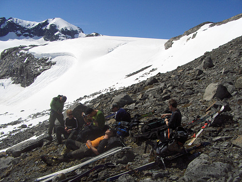 Pause nedenfor den bratte fronten av Tverråbreen