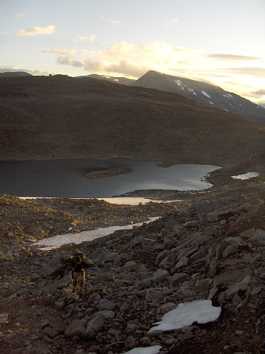 Dryg oppstigning i røysa. Vi ser nordover mot Fannaråken og tjern 1582 under Kolnosi