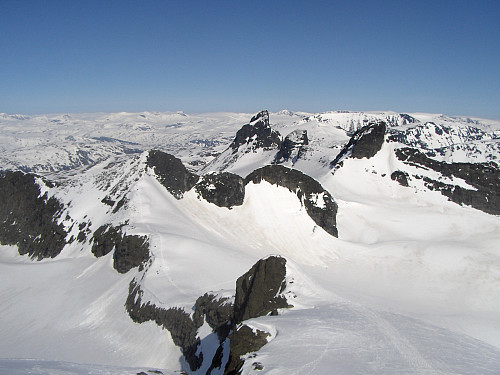 Panorama av de fleste av Smørstabbtindane nordover fra Storebjørn