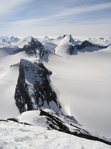 Luftig på stupkanten mot Leirbreen, med Kniven nærmest