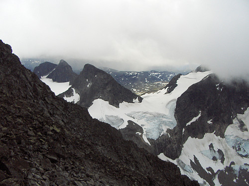 Mot Ringsbreen og -tindane