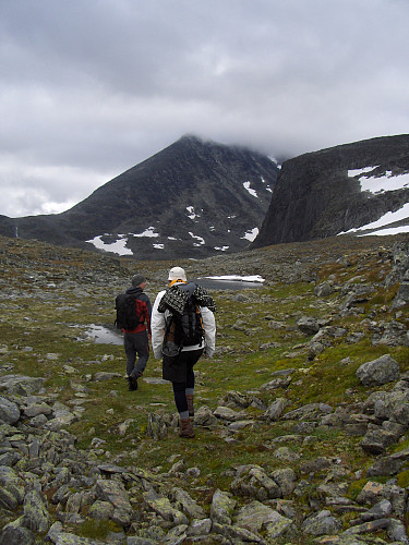 Vi passerer Øvre Dyrhaug med utsikt mot Nordre Skagastølstind