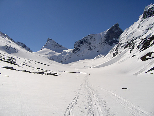 Fantastiske forhold innover Ringsdalen, med alle tre Ringstindane i sikte