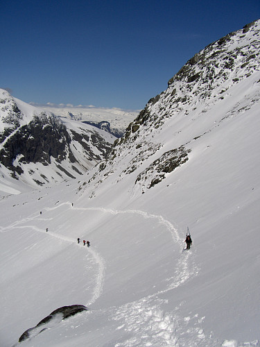 Kryssing av det bratte snøfeltet før platået før Ringsbreen