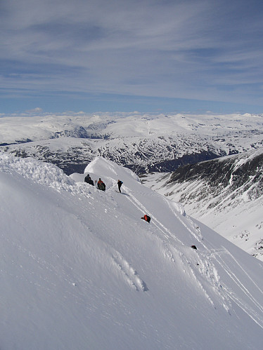 Den bratte snøflanken med Ringsdalen i bakgrunnen