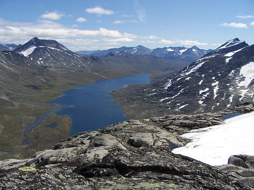 Mot Langvatnet med Semeltind dominerende