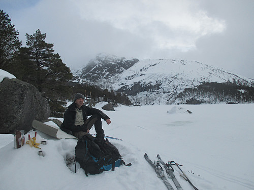 Pause ved vestenden av Hengjanevatnet med Godlifjellet i bakgrunnen