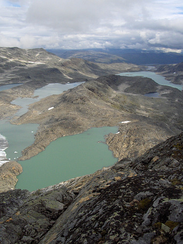 Mot tjerna nedenfor Uranosbreen og Kvitevatnet bak til høyre