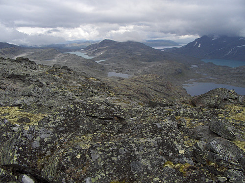 Fra draget under Uranosryggen med utsikt sørøstover. Vi ser bl.a. Kvitevatnet, Tyin, Koldedalsvatnet og Uradalsvatnet