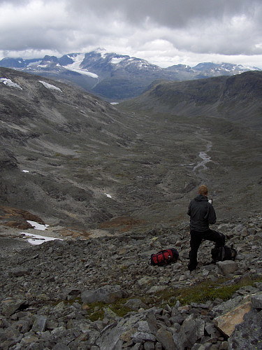 Mot Uradalen og Hurrungane i bakgrunnen, med Maradalsbreen dominerende