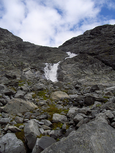 Normalvegen til Falketind går opp langs elva fra Stølsnosbreen over et relativt krevende svaparti