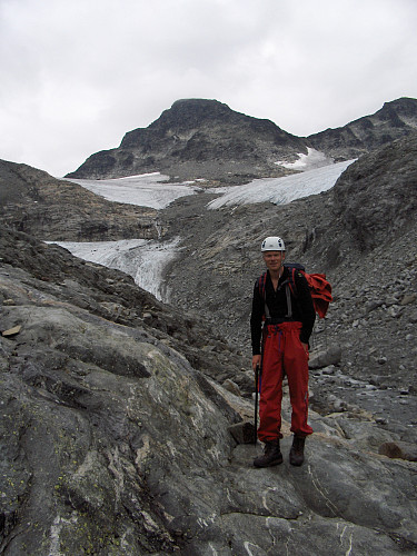 Ovenfor svapartiet under Stølsnosbreen, med Stølsnostind dominerende