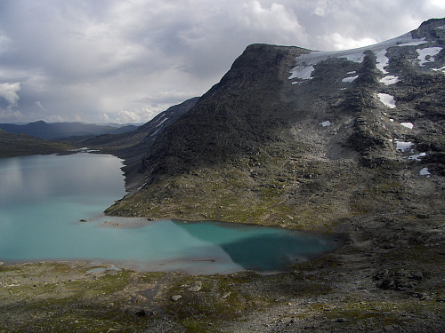 Fra oppunder Falkebreen mot Koldedalsvatnet og østtoppen på Koldedalsryggen