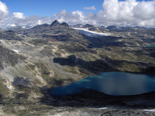 Fra samme sted mot Koldedalsvatnet og Uranostind med Uranosbreen