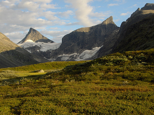 I den fantastisk vakre Ringsdalen, mot Store og Midtre Ringstind