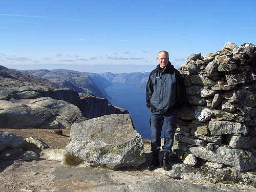 Ved varden på Nesatindane