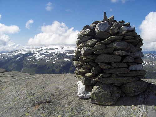 På Inste Tinden med utsikt mot Kyrkjenuten