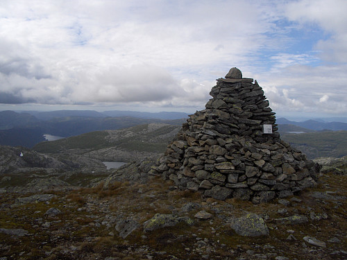 På Hustveitsåta med utsikt vestover. Vi ser bl.a. Fjellgardsvatnet ovenfor Vikedal