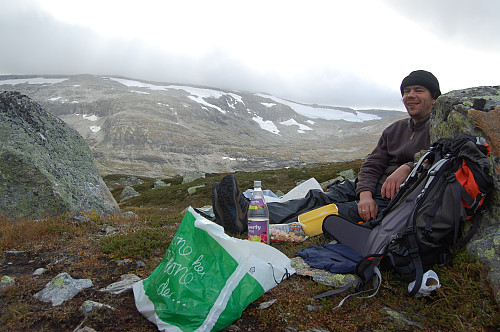 Pause i Blåbergdalen med Breifonn i bakgrunnen