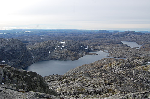 Utsikt sørvestover mot Svartavatnet og (Vestre) Kaldavatnet, med Napen og Såta i bakgrunnen til høgre