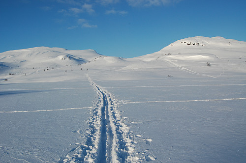 Puddersnø på Grøhovdtjørn, Langesænuten til venstre og Grøhovdnuten til høyre