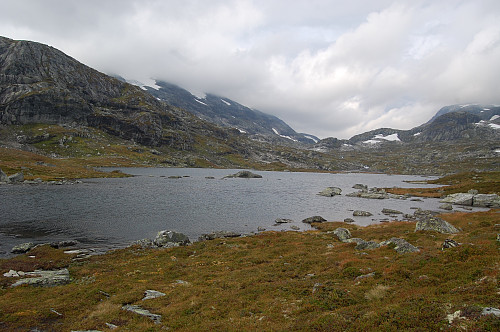 Ved utløpet av Lisledalstjørna, med Vassdalseggen til venstre
