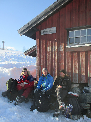 Trøtte og fornøyde i de siste solstrålene ved Fossen