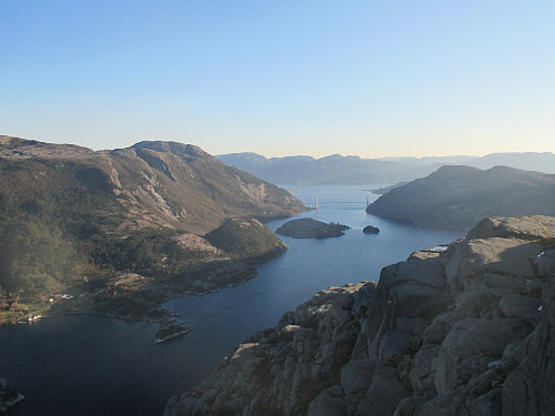 Frå utsiktspunkt ved Hatten mot ytre del av Lysefjorden med brua