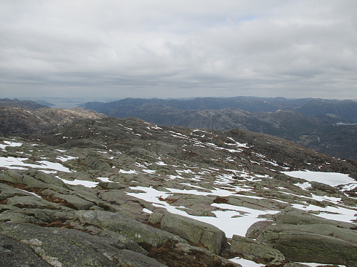 Fra Helgefjell med utsikt nordvestover mot Forsand, med Uburen og Høgsfjorden bak til venstre