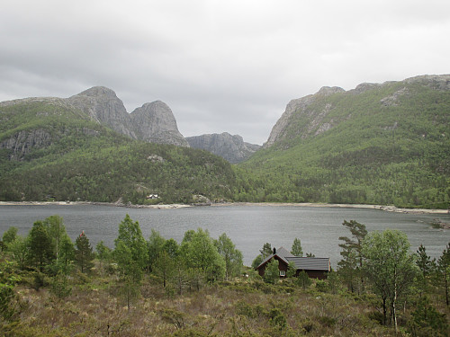 Mot Småsildalen omkransa av "hodna", Botnafjellet og Revafjellet