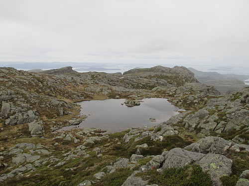 Frå det flotte toppområdet mot "haifinnen" og vesttoppen