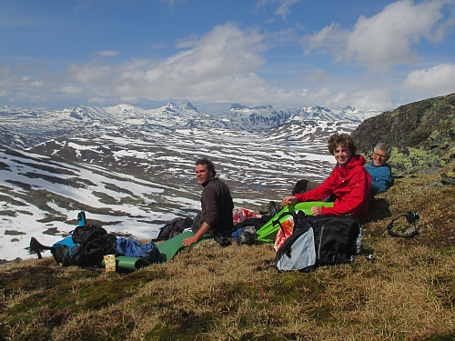 Pause etter det bratteste partiet under Slettmarkkampen. Vi ser bl.a. Falketind og Hjelledalstind i bakgrunnen