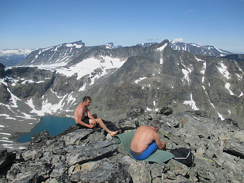 Herlig dag på Tverrbytthornet! Bukkehø, Skardstind og Store Bukkeholstind dominerer, med Galdhøpiggen like til høyre for sistnevnte