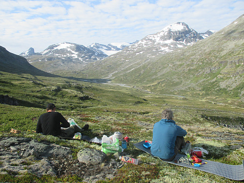 Morgenstund på teltplassen. Vi ser oppover Leirdalen, og de dominerende toppene er Stetind helt til venstre og Storbreahø