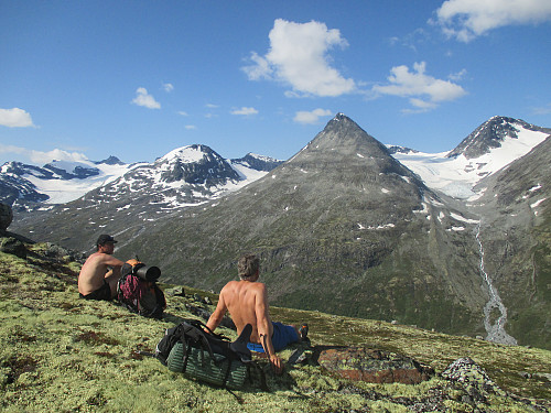 På veg oppover Raudhamrane med praktfull utsikt mot tinderekka vest for Leirdalen. Skagsnebb dominerer, flankert av Storbreahø og Veslefjelltinden