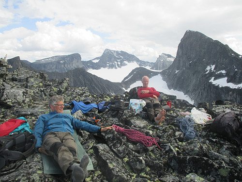 Herlig pause på Dumhø med fire stortopper veltende fram i bakgrunnen; Skardstind, Storjuvtind, Galdhøpiggen og Veslepiggen