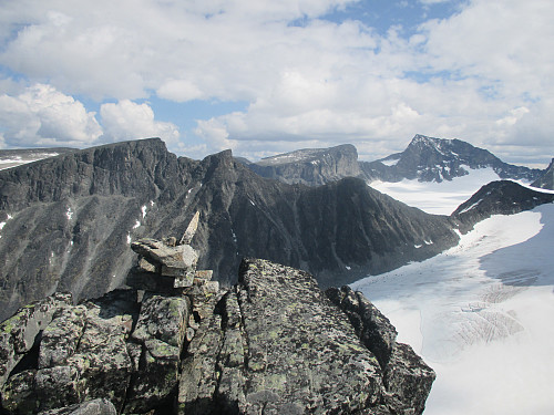 Mot Heimre Illåbre og bandet mot Storjuvbreen. De nærmeste toppene er Storgrovhøene, Storgrovtinden og de to Heimre Illåbretindane