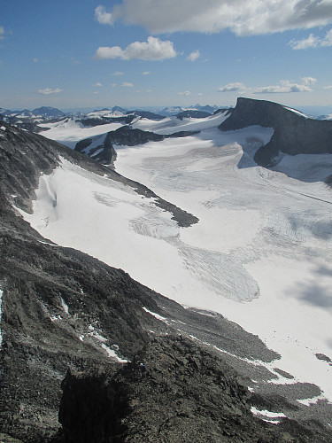 Søreggen på Ymelstind med Bukkehø dominerende. Vi benyttet "nebbet" nederst på eggen som feste for siste rappell ned på Svellnosbreen