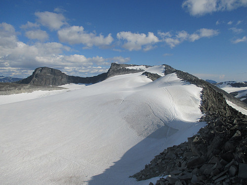 Øverst på Svellnosbreen med samtlige topper i området. Vi ser bl.a. de to sekundærtoppene sør for Ymelstind
