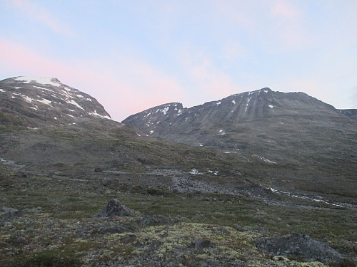 Det gryr av dag under Storbreen og de to Skagsnebbene