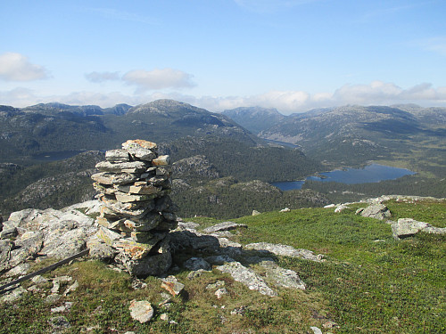 På Vardhusheia med flott utsikt over den indre Jørpelandsheia, med Forenesvatnet, Holmavatnet og Liarvatnet. Av toppane er det Heiahodnet som dominerer