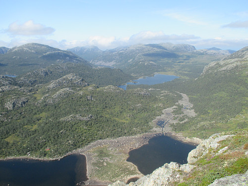 Ved stupkanten på Vardhusheia med utsikt mot Vardhustjødnane og Forenesvatnet