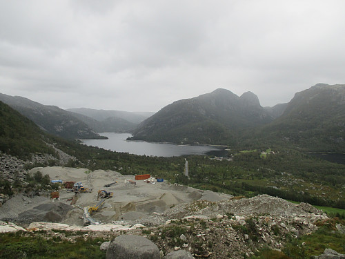 Ovanom steinbrotet i Dalen, med utsikt mot Liarvatnet