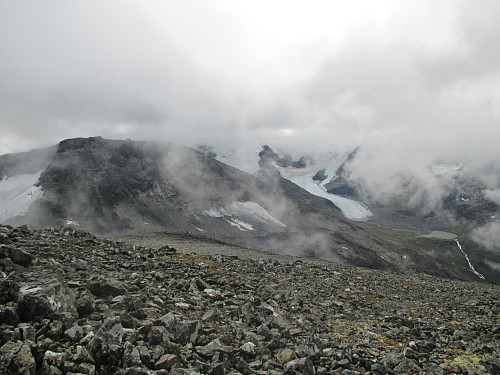 Et glimt av Fannaråken med hyttene og Styggedalsbreen bakerst