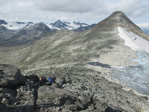 I oppstigningen mot Midtre Høgvagltind med utsikt mot Vestre og bl.a. Storebjørn bakerst