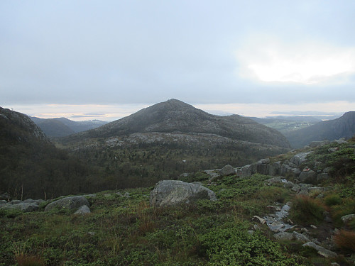I oppstigninga mot Krossen med tilbakeblikk mot Skjørbu og Bjørheimsheia