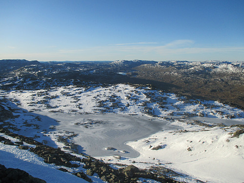 Vinterlig under toppen av Stavsnuten. Vi ser 1570-tjørna nærmest og Kaldevatnet i bakgrunnen. De dominerende toppene er Blåbergnuten, Knoda, Trollaskeinuten og Kistenuten